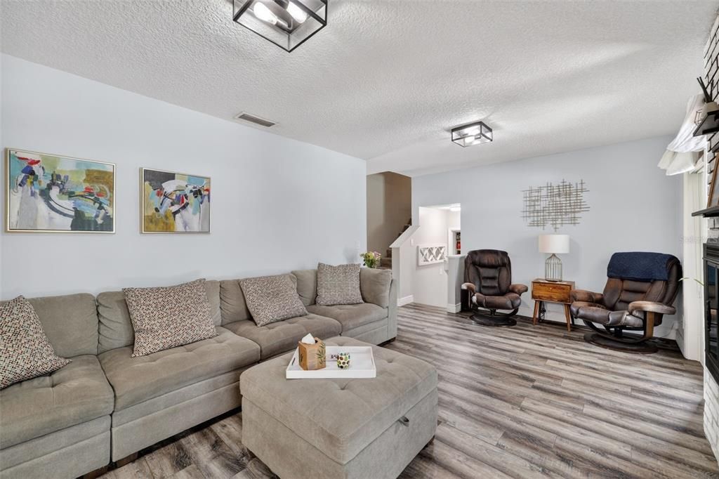 For Sale: $550,000 (3 beds, 2 baths, 1598 Square Feet)