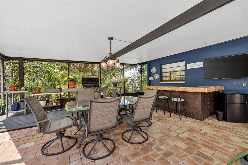 For Sale: $550,000 (3 beds, 2 baths, 1598 Square Feet)