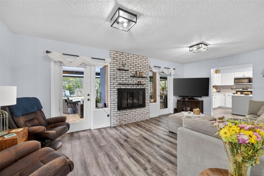 For Sale: $550,000 (3 beds, 2 baths, 1598 Square Feet)