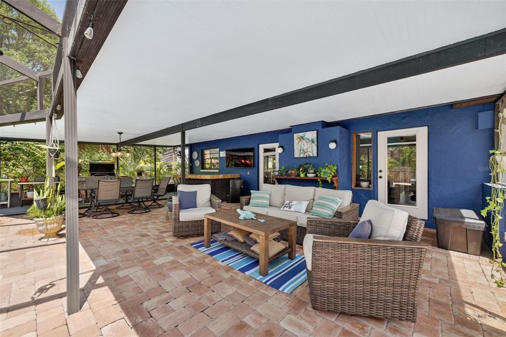 For Sale: $550,000 (3 beds, 2 baths, 1598 Square Feet)