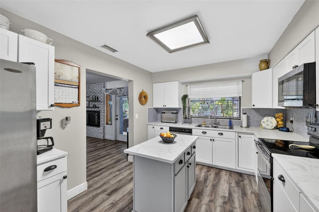 For Sale: $550,000 (3 beds, 2 baths, 1598 Square Feet)