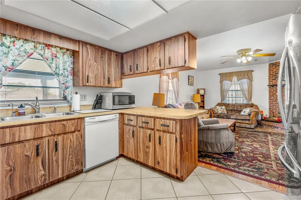 For Sale: $249,900 (2 beds, 2 baths, 1652 Square Feet)