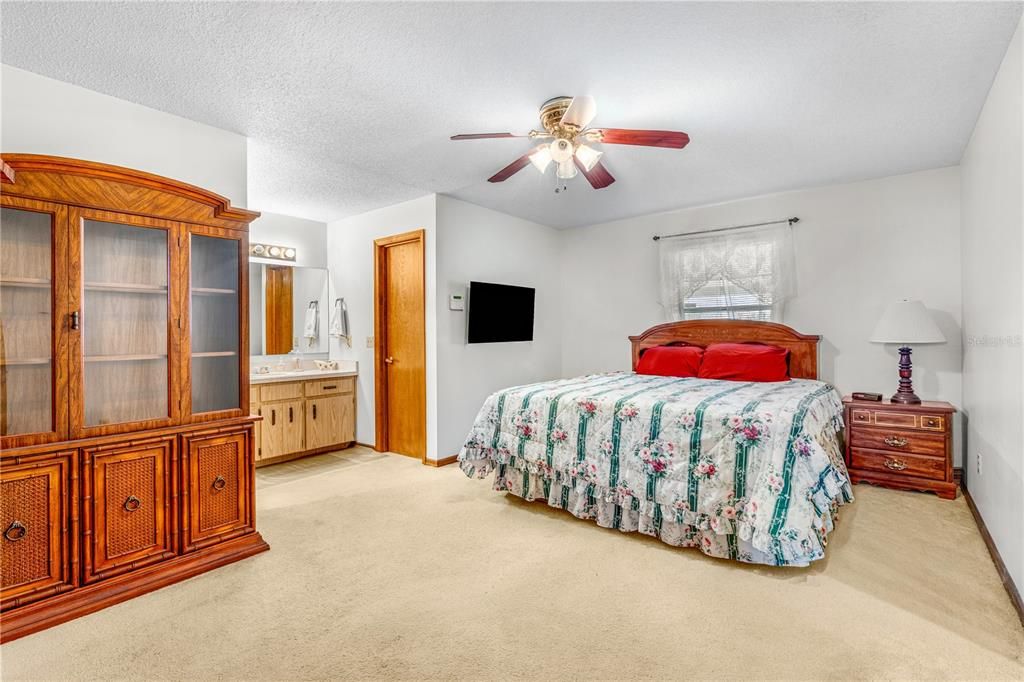 For Sale: $249,900 (2 beds, 2 baths, 1652 Square Feet)