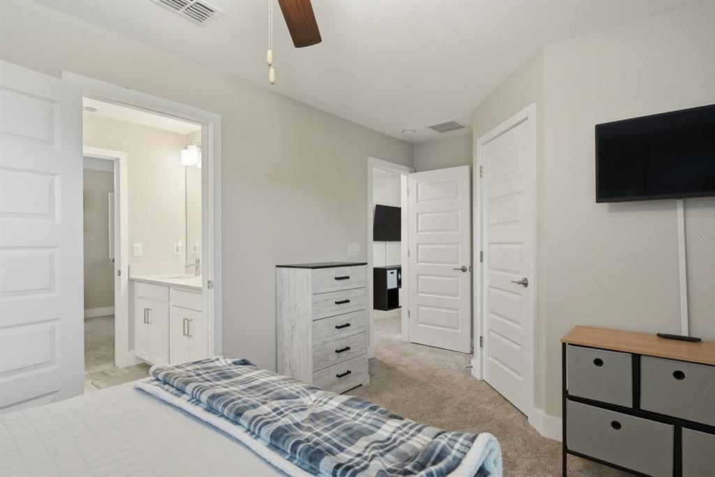 For Sale: $499,999 (5 beds, 3 baths, 2466 Square Feet)