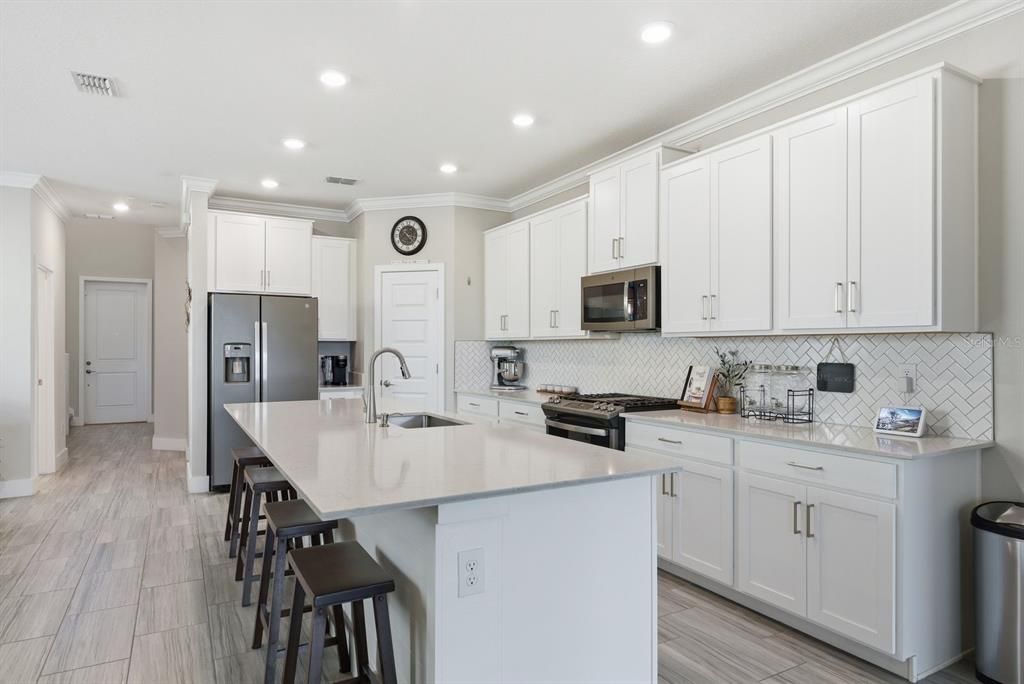 For Sale: $499,999 (5 beds, 3 baths, 2466 Square Feet)