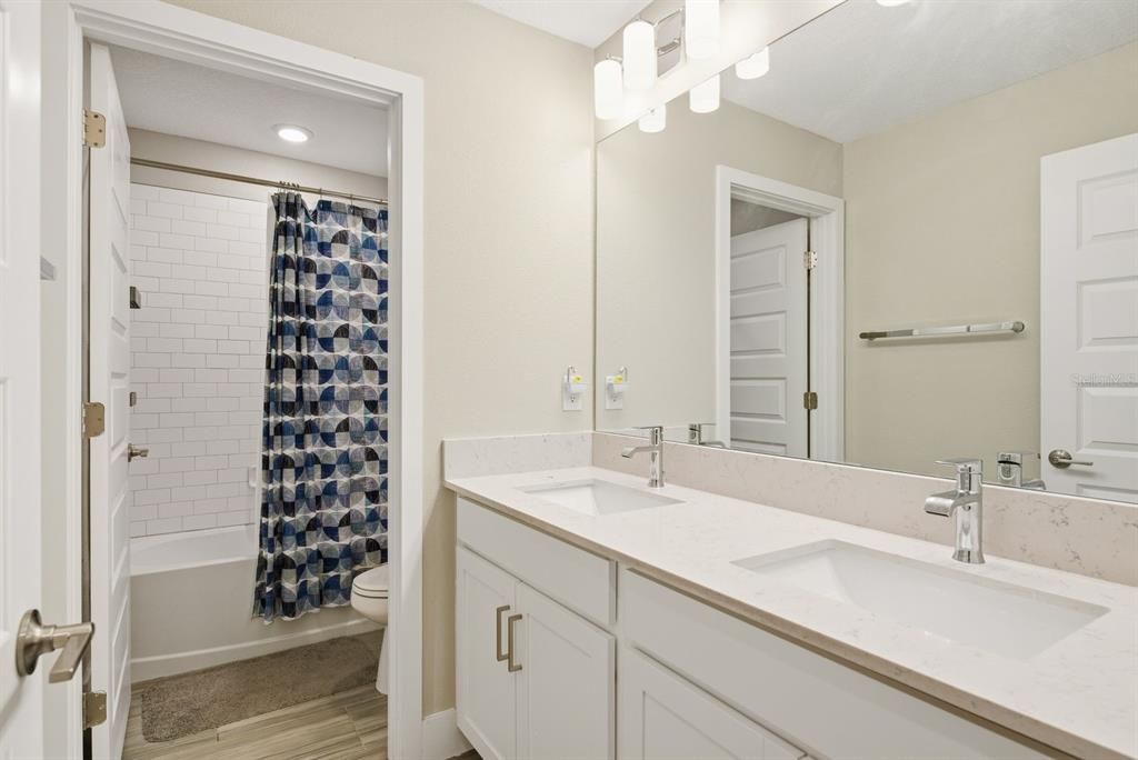 For Sale: $499,999 (5 beds, 3 baths, 2466 Square Feet)