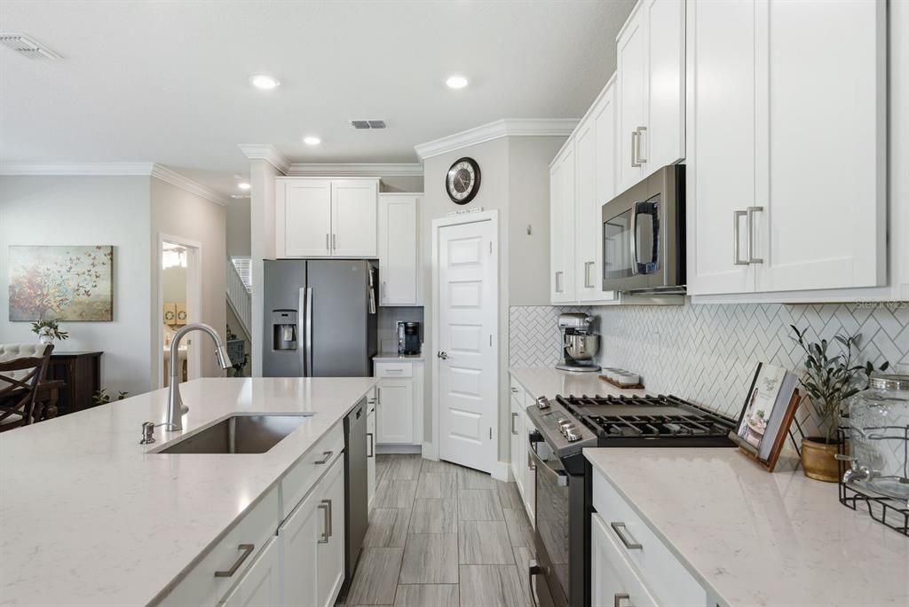 For Sale: $499,999 (5 beds, 3 baths, 2466 Square Feet)