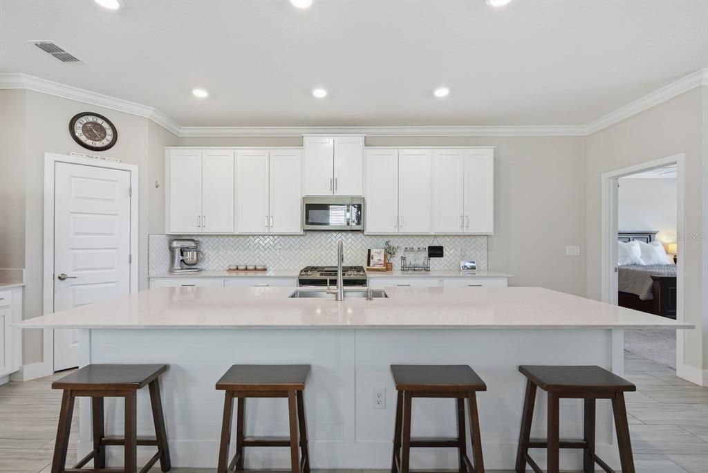 For Sale: $499,999 (5 beds, 3 baths, 2466 Square Feet)