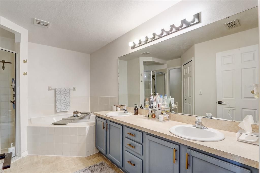 For Sale: $320,000 (4 beds, 2 baths, 1808 Square Feet)