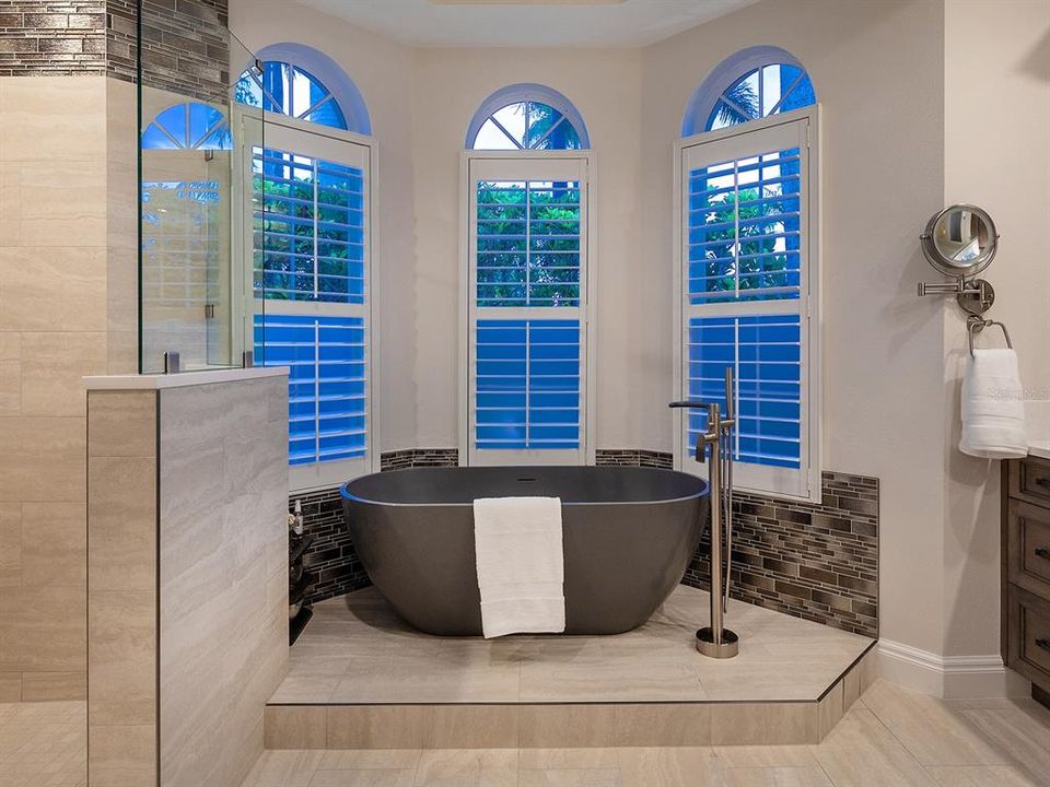 For Sale: $2,195,000 (3 beds, 3 baths, 3718 Square Feet)