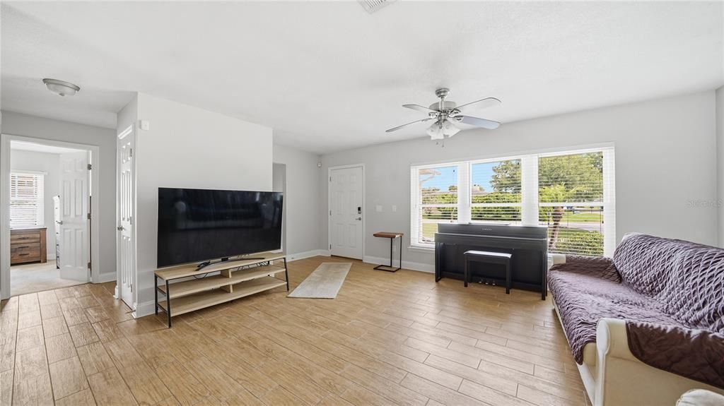 For Sale: $499,000 (3 beds, 2 baths, 1095 Square Feet)