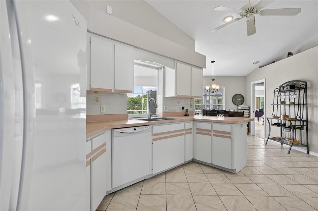 En Venta: $450,000 (3 camas, 2 baños, 2139 Pies cuadrados)