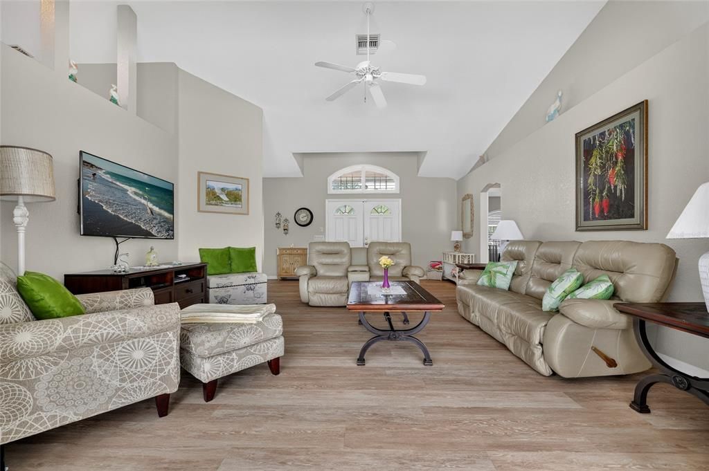 En Venta: $450,000 (3 camas, 2 baños, 2139 Pies cuadrados)