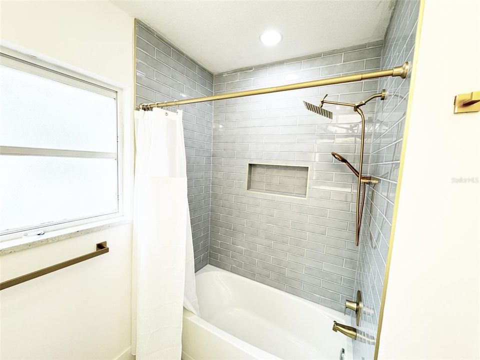 For Rent: $4,495 (4 beds, 2 baths, 1973 Square Feet)