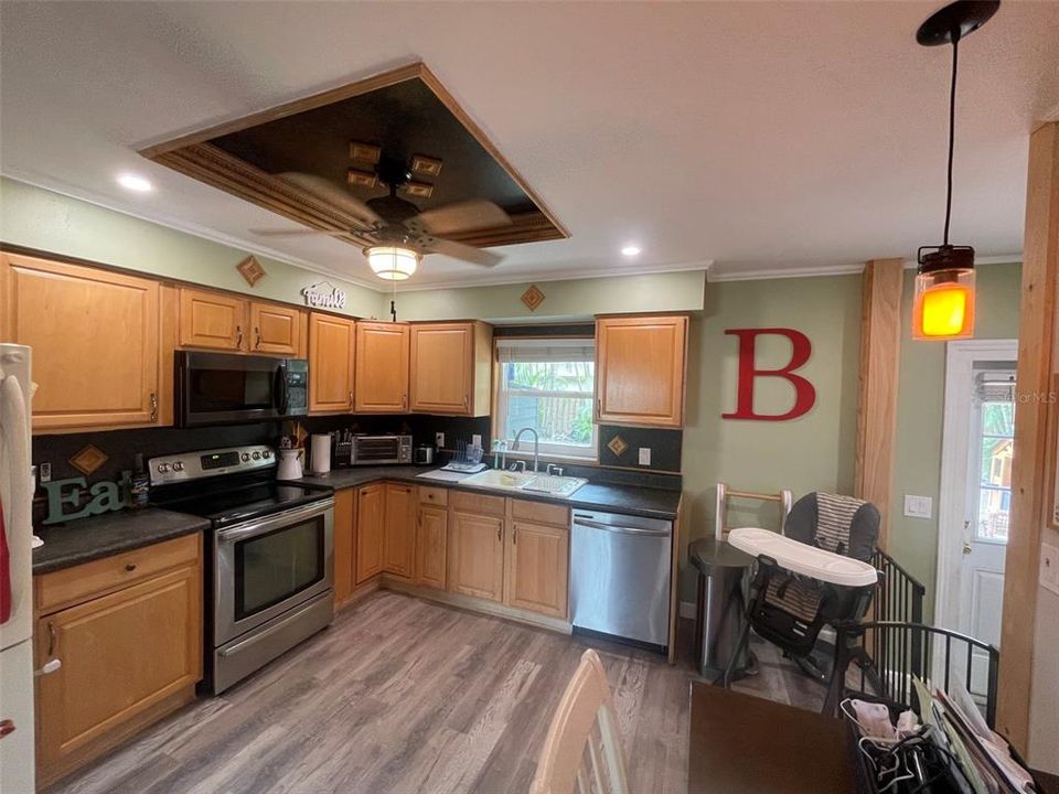 For Sale: $299,000 (2 beds, 1 baths, 1276 Square Feet)