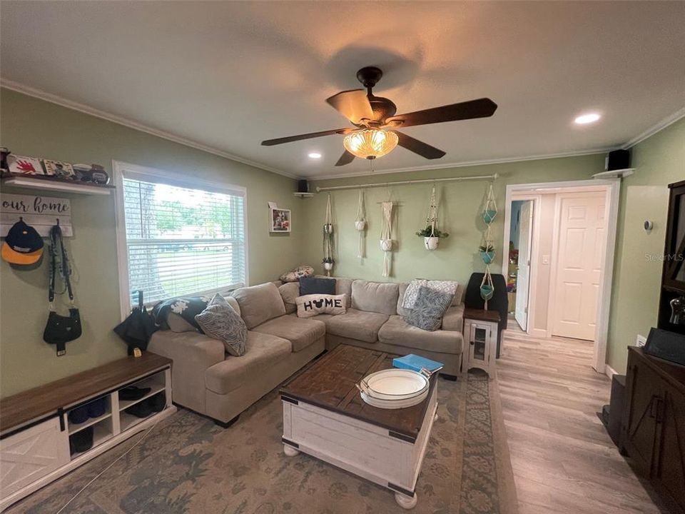 For Sale: $299,000 (2 beds, 1 baths, 1276 Square Feet)
