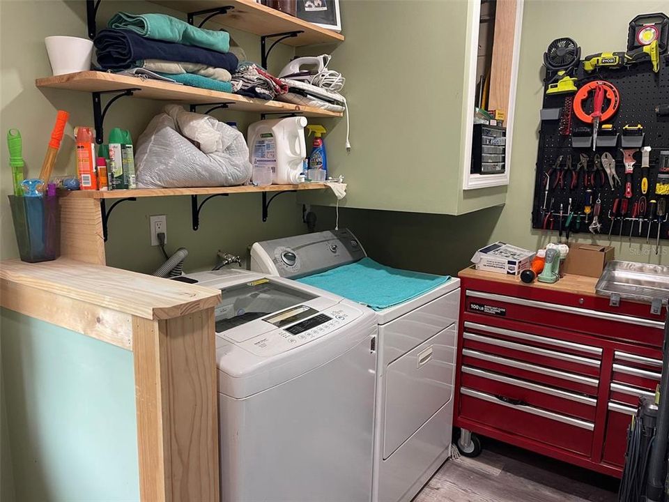 For Sale: $299,000 (2 beds, 1 baths, 1276 Square Feet)