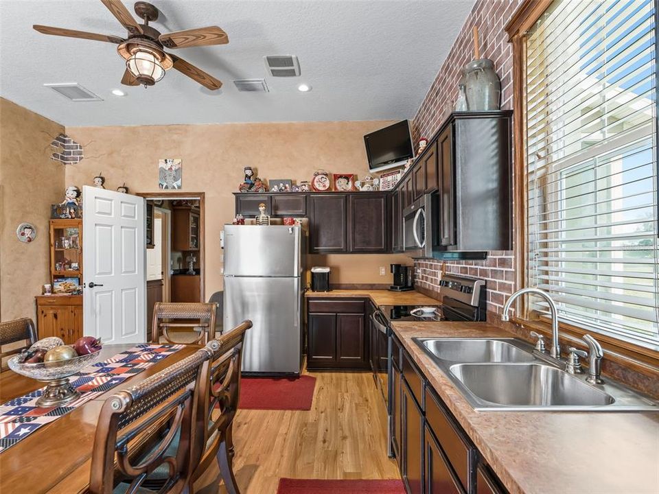 For Sale: $1,000,000 (3 beds, 3 baths, 3956 Square Feet)
