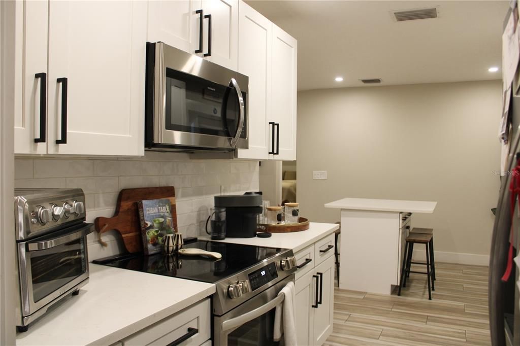 Active With Contract: $350,000 (2 beds, 1 baths, 815 Square Feet)