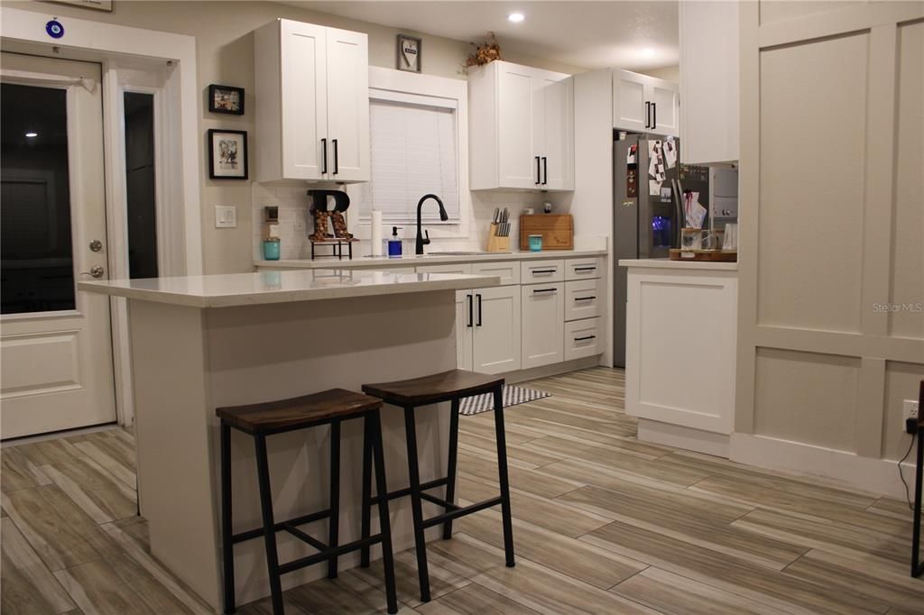 Active With Contract: $350,000 (2 beds, 1 baths, 815 Square Feet)