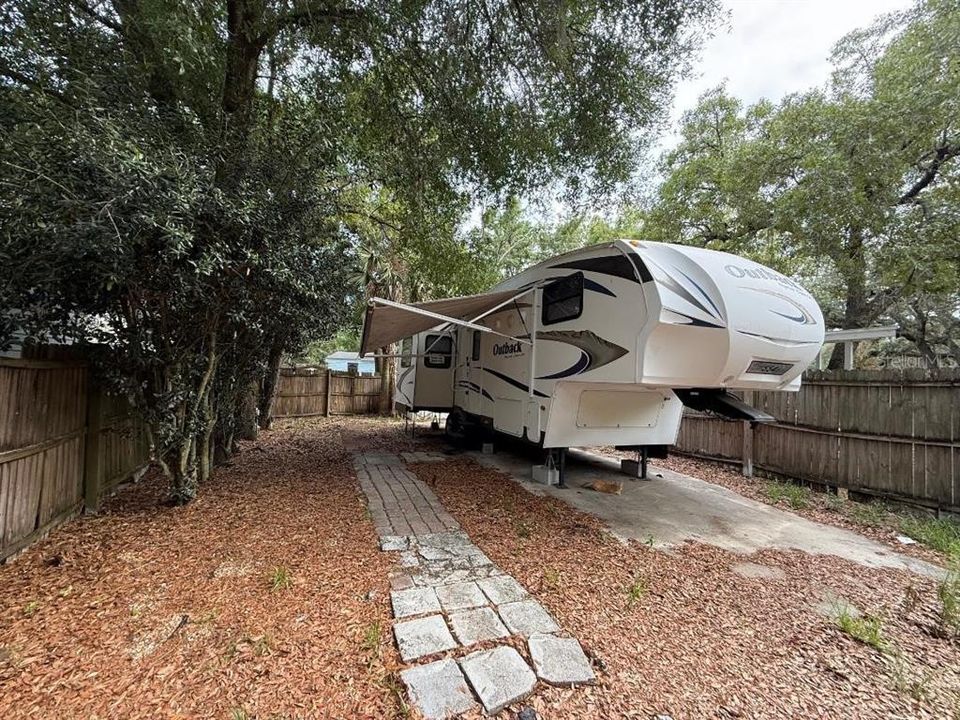 For Rent: $1,000 (1 beds, 1 baths, 256 Square Feet)
