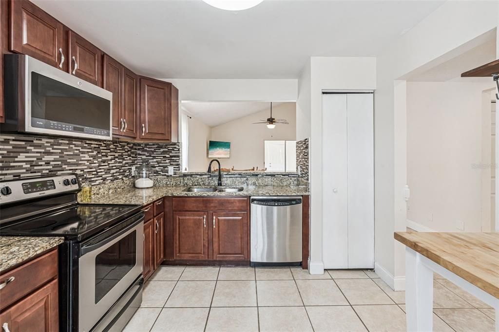 Active With Contract: $285,000 (3 beds, 2 baths, 1293 Square Feet)