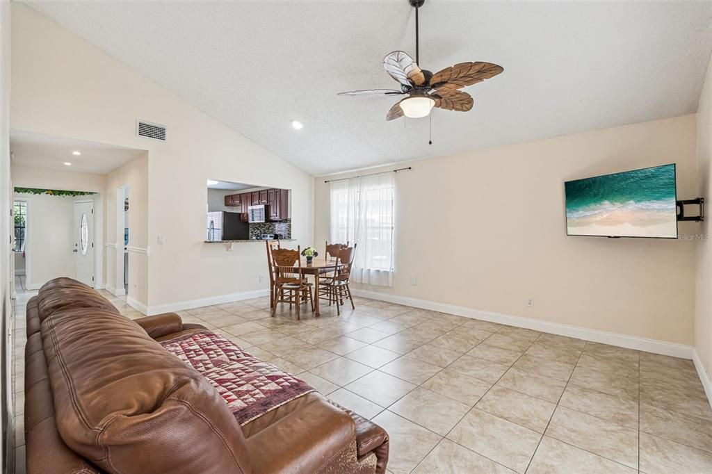 Active With Contract: $285,000 (3 beds, 2 baths, 1293 Square Feet)
