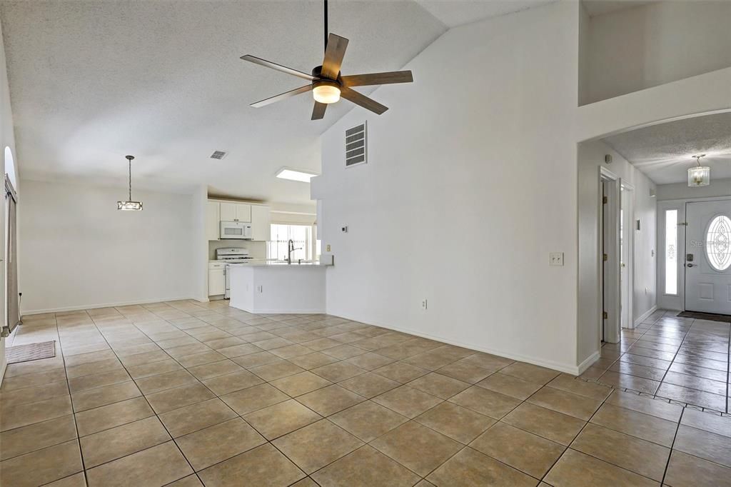En Venta: $387,000 (4 camas, 2 baños, 1502 Pies cuadrados)