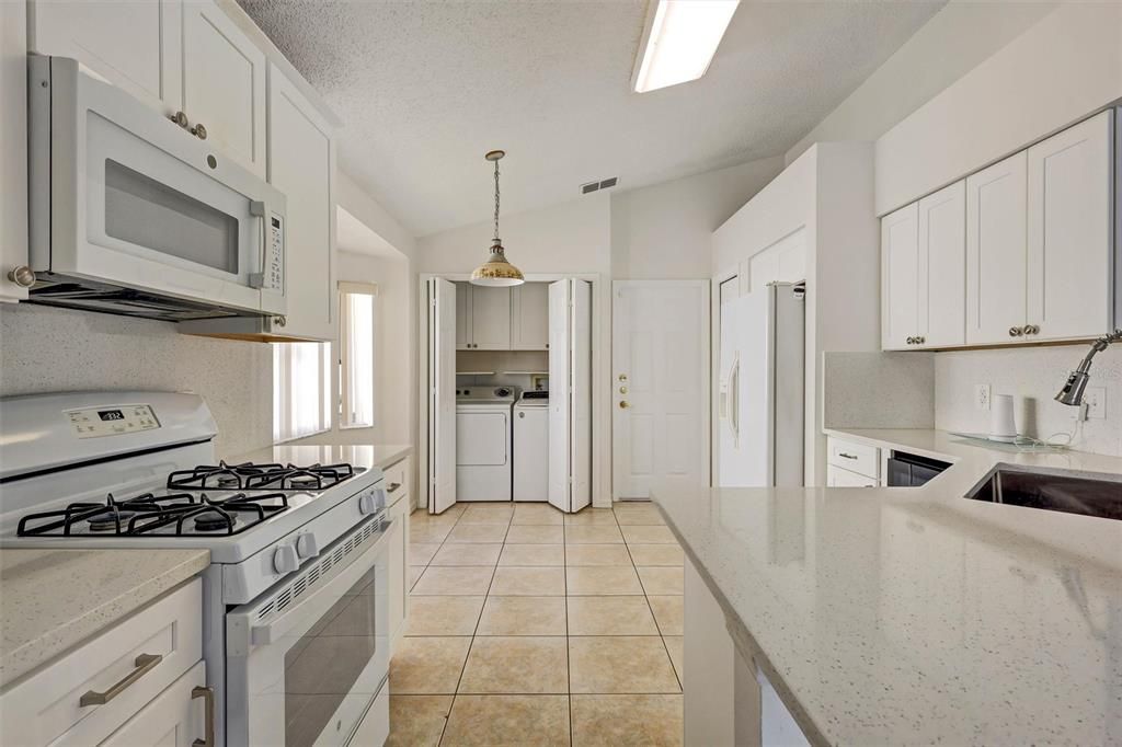 En Venta: $387,000 (4 camas, 2 baños, 1502 Pies cuadrados)