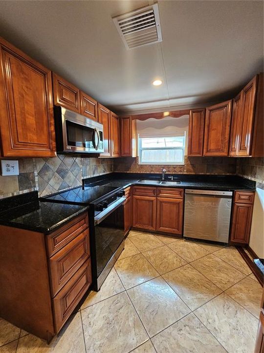 En Venta: $349,900 (3 camas, 3 baños, 2241 Pies cuadrados)