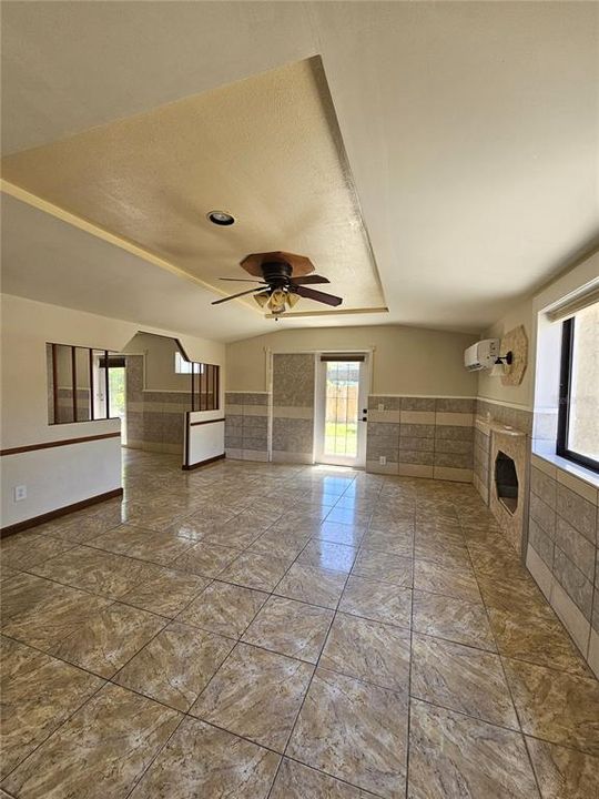 En Venta: $349,900 (3 camas, 3 baños, 2241 Pies cuadrados)