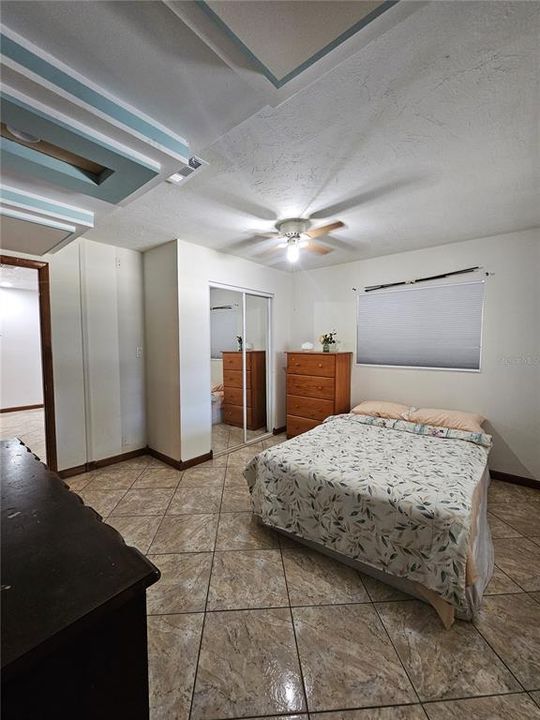 En Venta: $349,900 (3 camas, 3 baños, 2241 Pies cuadrados)