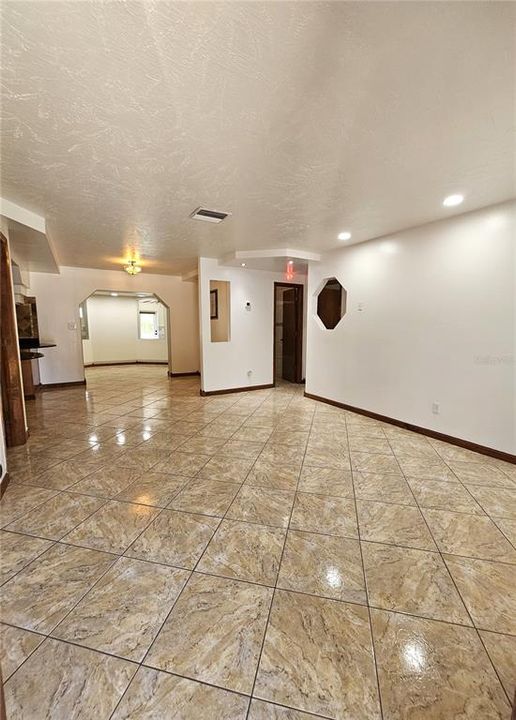 En Venta: $349,900 (3 camas, 3 baños, 2241 Pies cuadrados)