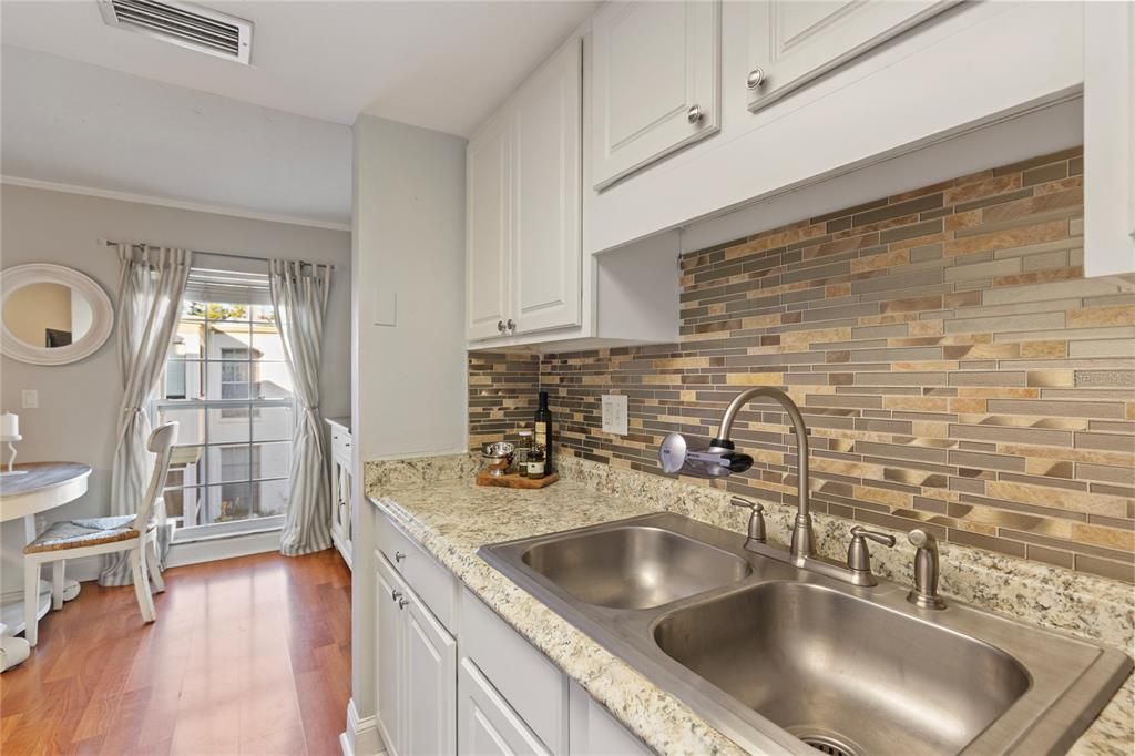 For Sale: $155,000 (1 beds, 1 baths, 560 Square Feet)