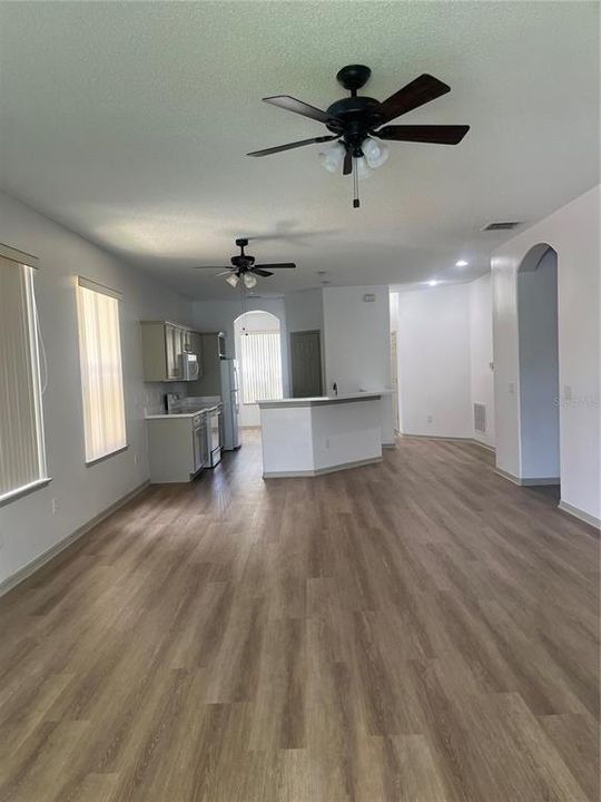 Activo con contrato: $359,900 (3 camas, 2 baños, 1616 Pies cuadrados)