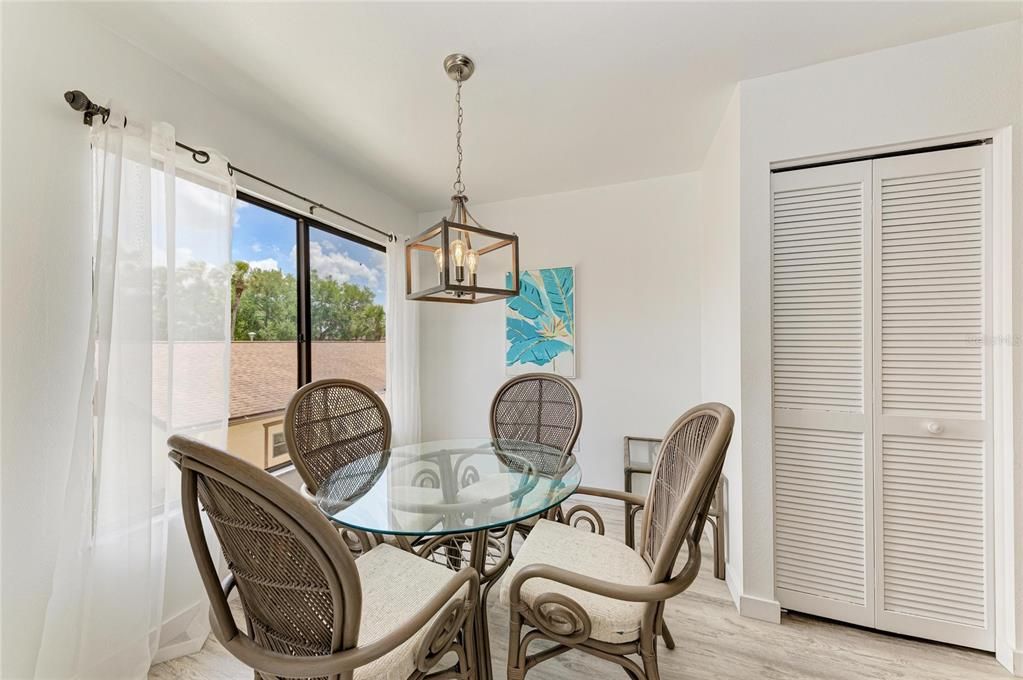 For Sale: $270,000 (2 beds, 2 baths, 1284 Square Feet)