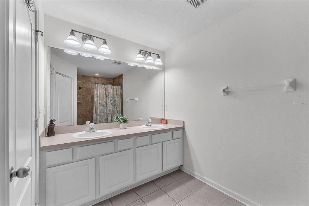 For Sale: $325,000 (3 beds, 2 baths, 1625 Square Feet)