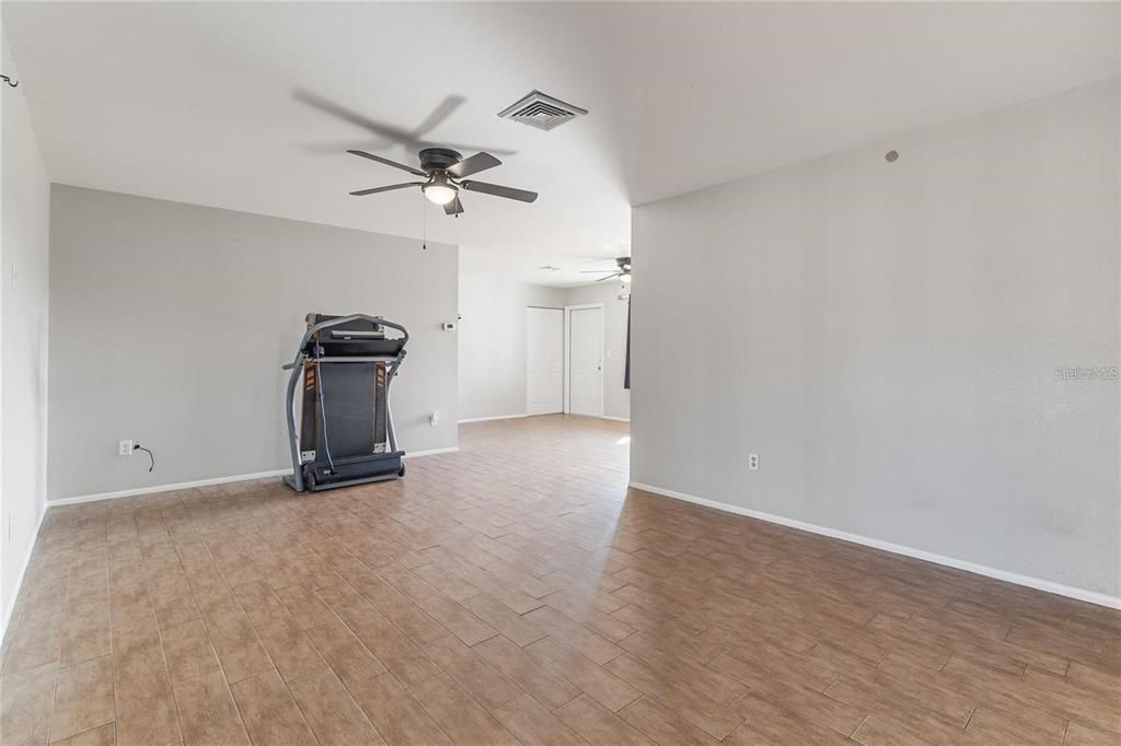 For Rent: $1,600 (3 beds, 1 baths, 1399 Square Feet)