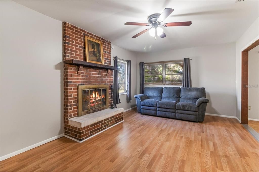 For Rent: $1,600 (3 beds, 1 baths, 1399 Square Feet)