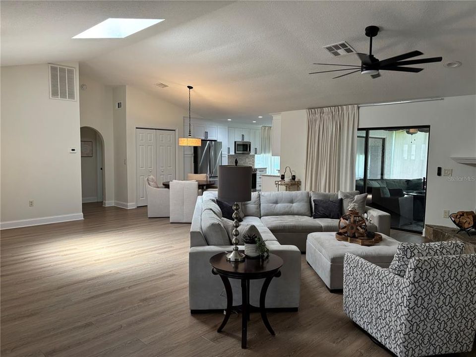 En Venta: $469,900 (3 camas, 2 baños, 1885 Pies cuadrados)