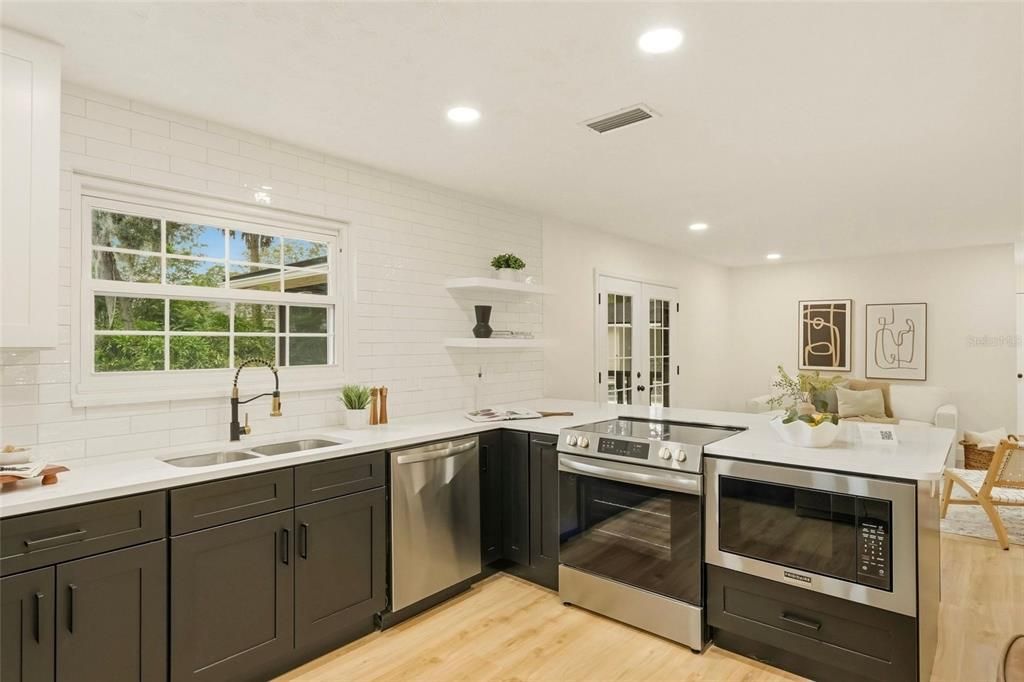 For Sale: $599,999 (3 beds, 3 baths, 1812 Square Feet)