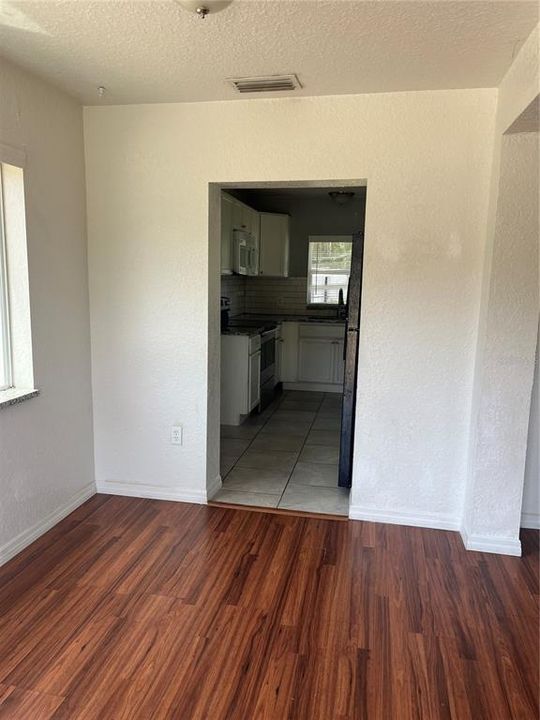 For Rent: $1,595 (2 beds, 1 baths, 1190 Square Feet)