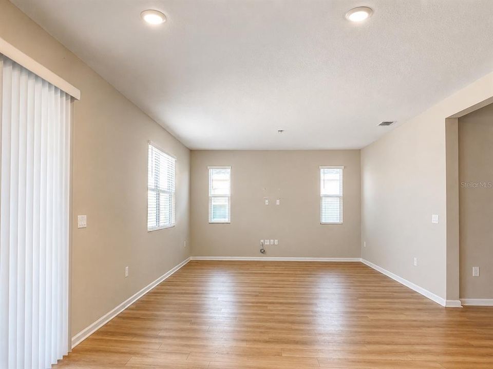 For Sale: $400,000 (5 beds, 3 baths, 3106 Square Feet)