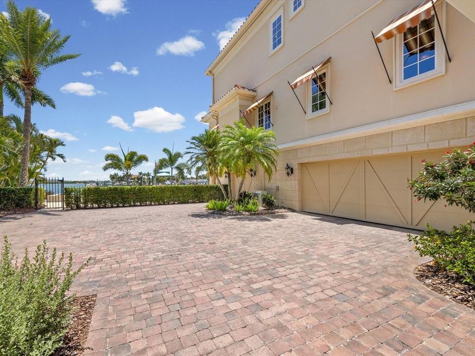 For Sale: $5,700,000 (4 beds, 4 baths, 5274 Square Feet)