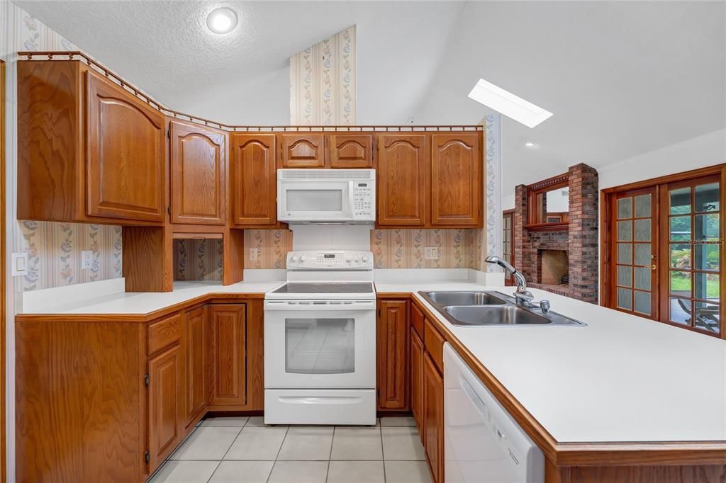 For Sale: $695,000 (4 beds, 2 baths, 2562 Square Feet)