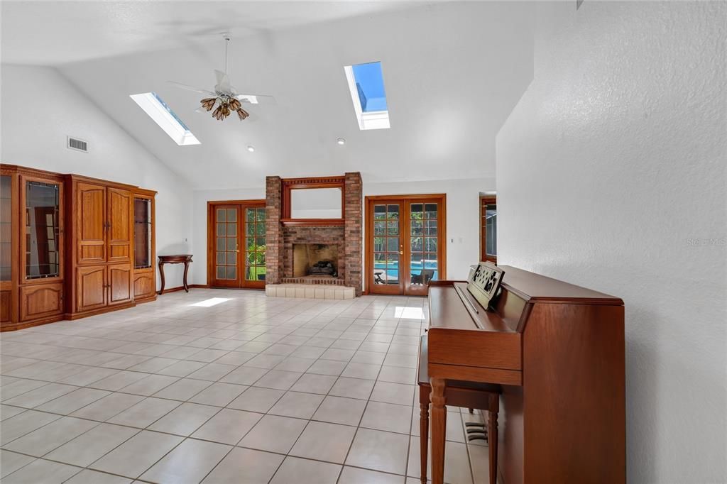 For Sale: $695,000 (4 beds, 2 baths, 2562 Square Feet)