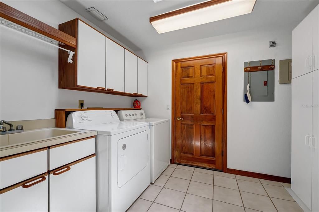 For Sale: $695,000 (4 beds, 2 baths, 2562 Square Feet)