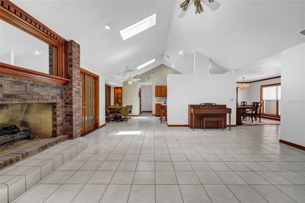 For Sale: $695,000 (4 beds, 2 baths, 2562 Square Feet)