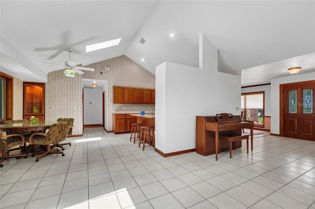For Sale: $695,000 (4 beds, 2 baths, 2562 Square Feet)