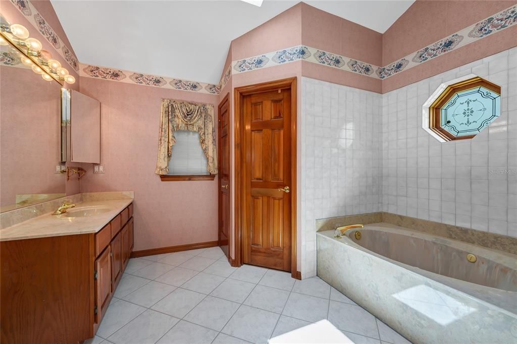 For Sale: $695,000 (4 beds, 2 baths, 2562 Square Feet)